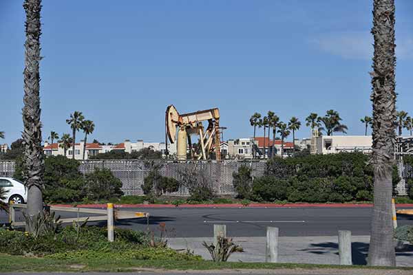 Oil spill in California | Image of Oil Pump